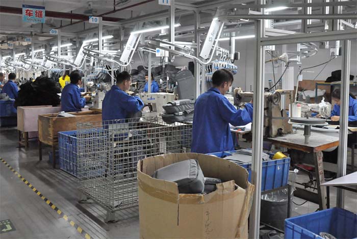 广东双肩背包箱包皮具订做生产厂家引进智能生产线设备
