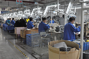 广东双肩背包箱包皮具订做生产厂家引进智能生产线设备.jpg